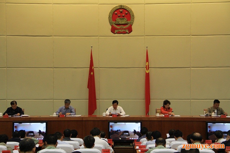 5月12日，云南全省造林绿化暨林业改革电视电话会议在昆明召开。　　　云南省委副书记仇和出席会议并讲话，云南省委常委、常务副省长李江主持会议，云南省林业厅党组书记、厅长侯新华参加会议