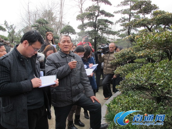 如皋市如城镇顾庄社区居民王广明向记者介绍自己栽种的小叶黄杨盆景。