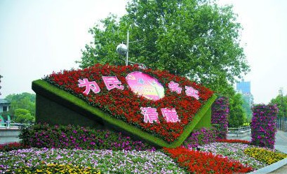 雨湖公园前的花卉造型